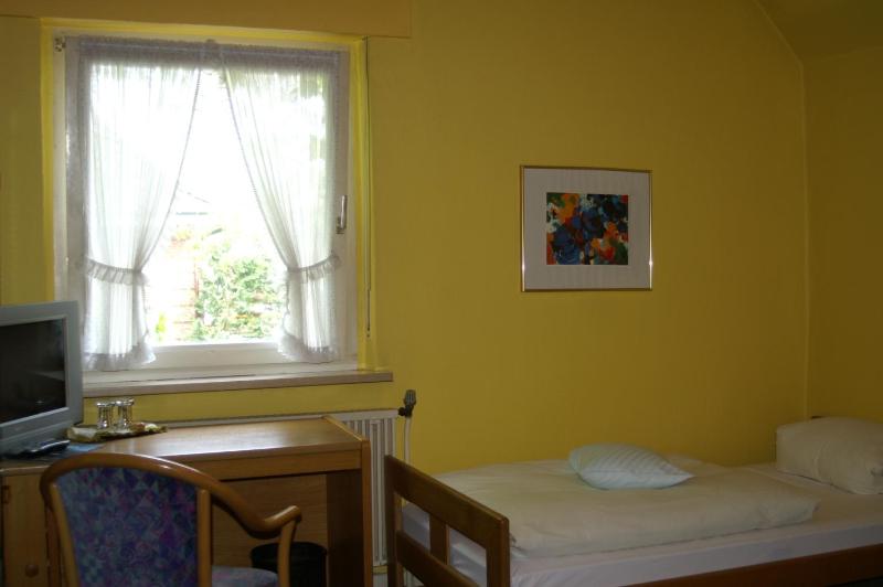 Twin Room image 2