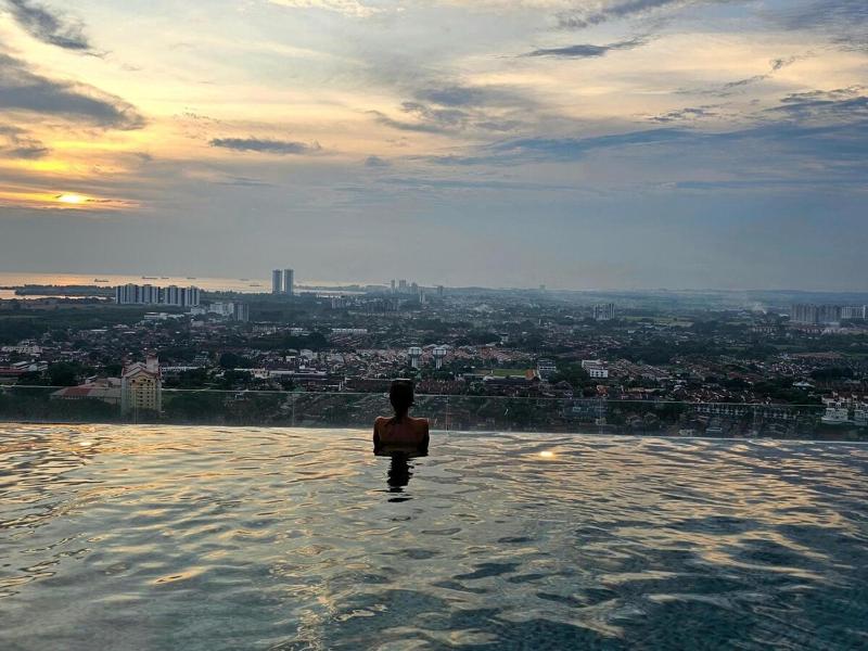 2BR Infinity Pool Condo Near Jonker 5Pax - image 15
