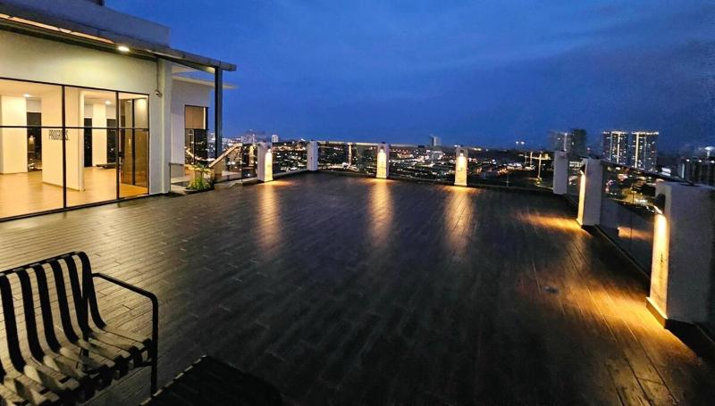 2BR Infinity Pool Condo Near Jonker 5Pax - image 13