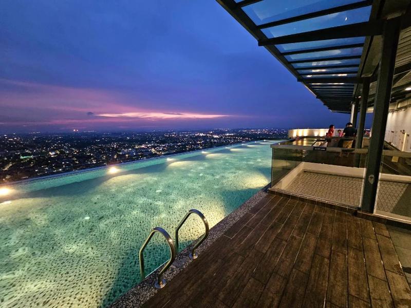 2BR Infinity Pool Condo Near Jonker 5Pax - image 2