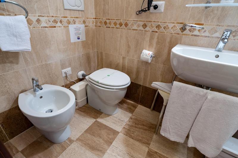 Double Room image 3