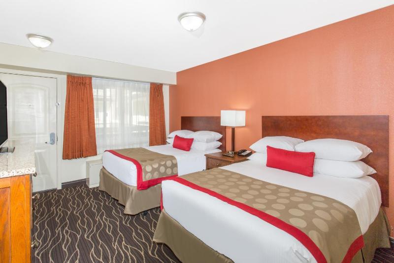 Standard Double Room with Two Double Beds and Courtyard View - Smoking image 4