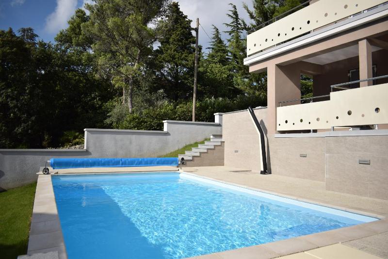 Apartment with Pool View  image 4