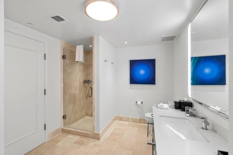 Fontainebleau Jr Suite Ocean View - image 4
