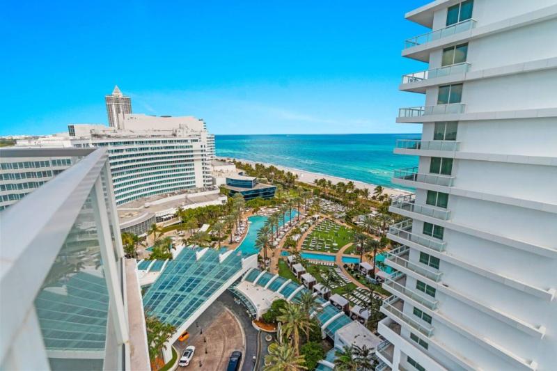 Fontainebleau Jr Suite Ocean View - image 6