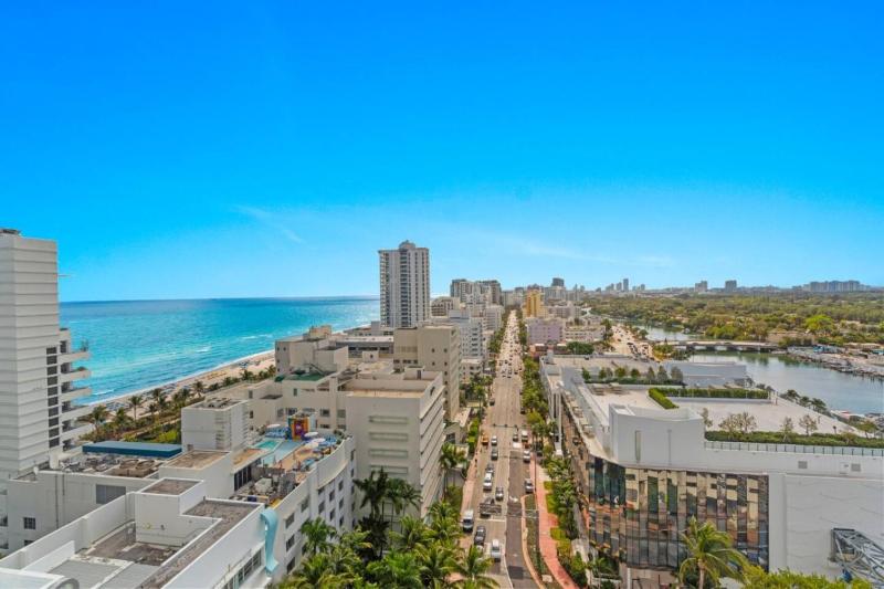 Fontainebleau Jr Suite Ocean View - image 11