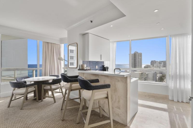 Fontainebleau II Tresor Ocean View Huge 1BR Suite - image 11