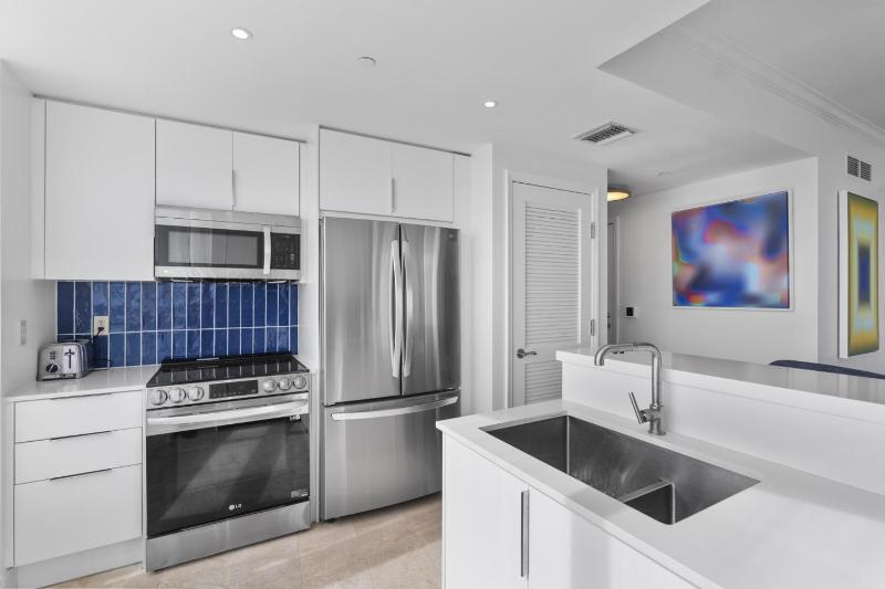 Fontainebleau II Tresor Ocean View Huge 1BR Suite - image 5