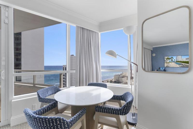 Fontainebleau II Tresor Ocean View Huge 1BR Suite - image 12