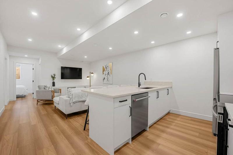 Brand New Bright Luxury 3BD/2BATH - King Bed - image 1