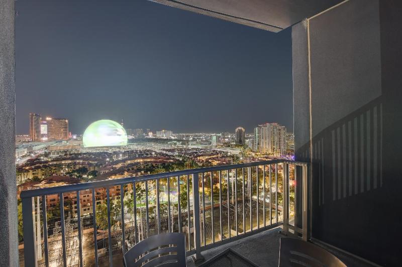 Sphere View Penthouse with Balcony at Platinum Hotel - image 8
