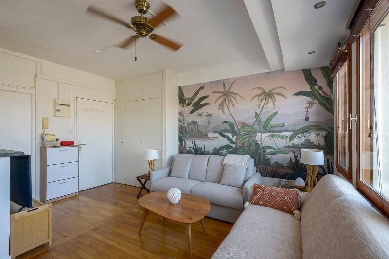Cosy studio with terrace overlooking Marseille - image 6