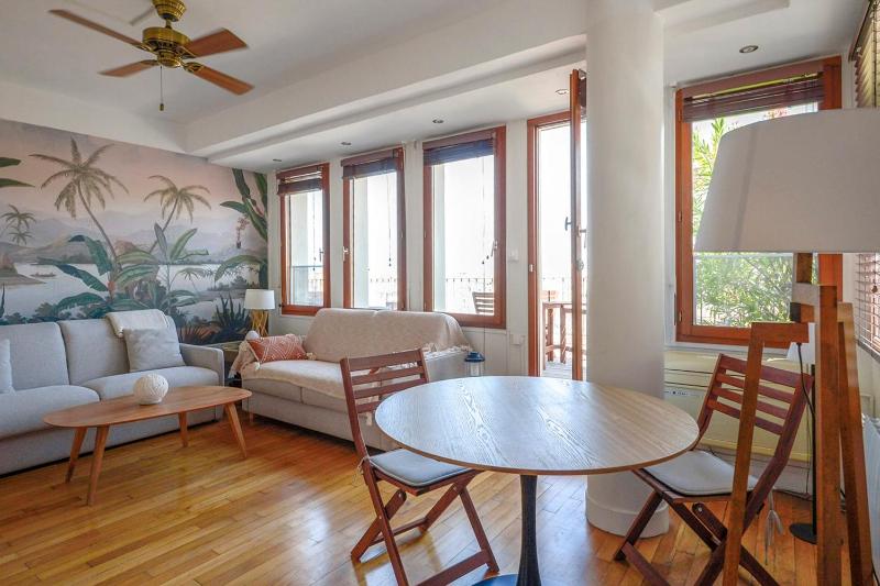 Cosy studio with terrace overlooking Marseille - image 5
