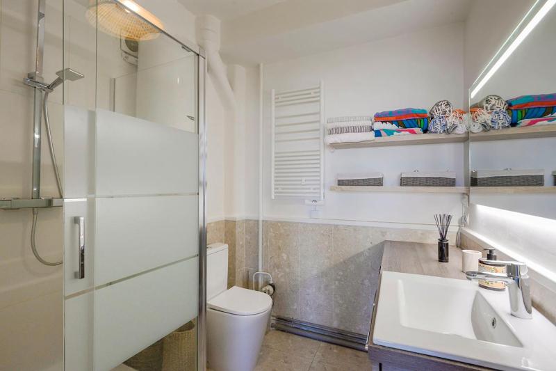 Cosy studio with terrace overlooking Marseille - image 4