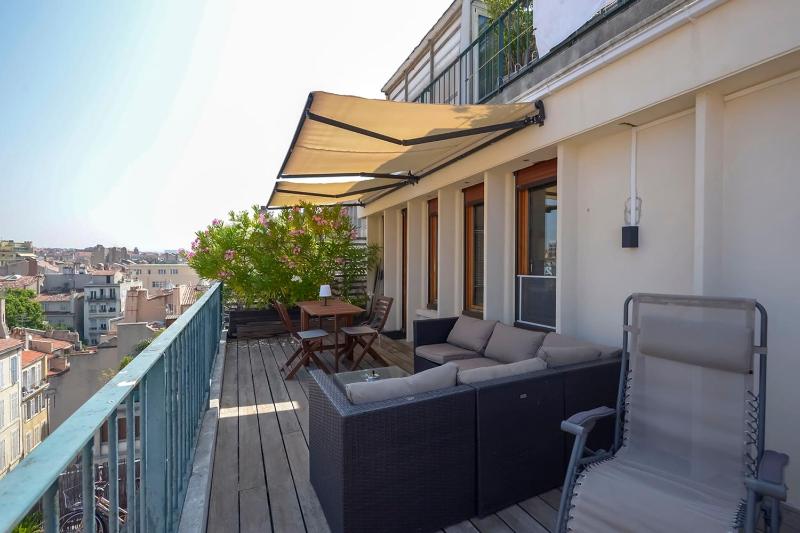 Cosy studio with terrace overlooking Marseille - image 9