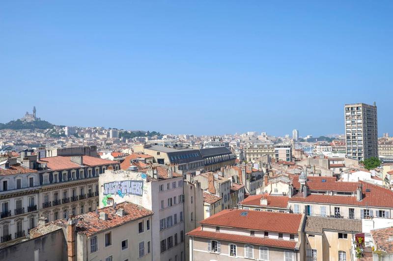 Cosy studio with terrace overlooking Marseille - image 7