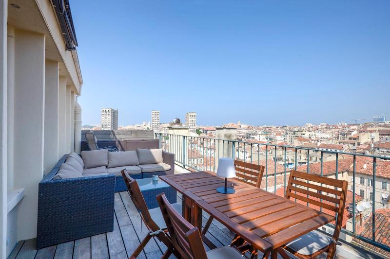 Cosy studio with terrace overlooking Marseille - image 8