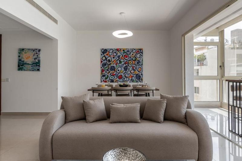 Charming 2 Bed Home in Clemenceau - image 12