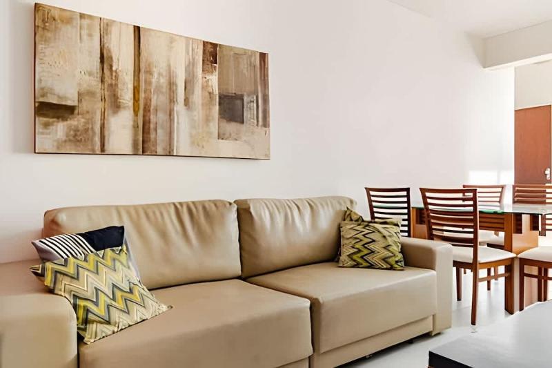 Apartamento 3 Quartos com Varanda a 400m da Praia Central - image 1