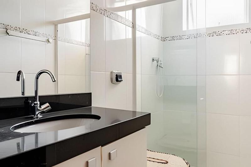Apartamento 3 Quartos com Varanda a 400m da Praia Central - image 3
