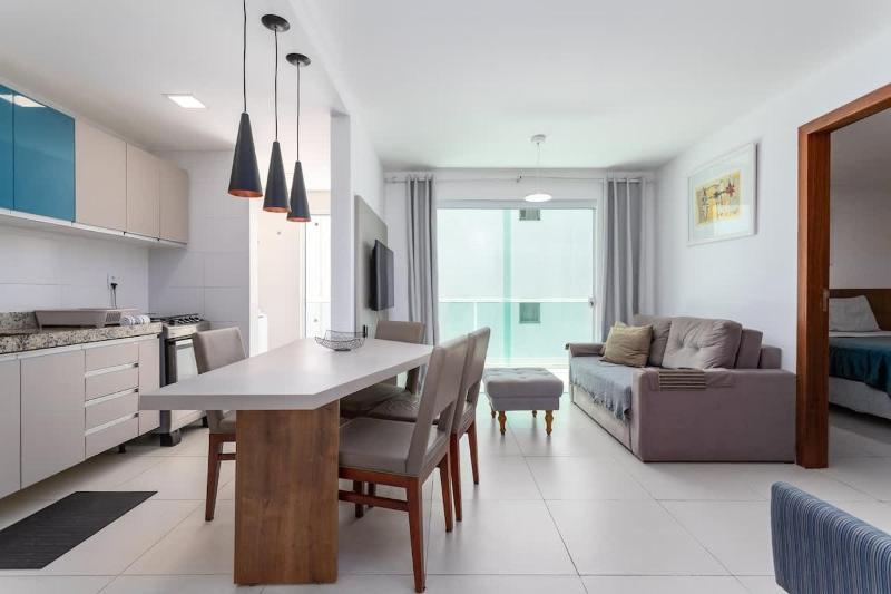 Apartamento Moderno com Ar Condicionado e Wi Fi Rapido a 500m da Praia do Forte - image 1