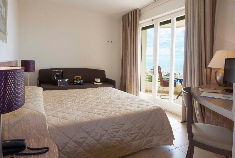Classic Triple Room with Pool View image 4