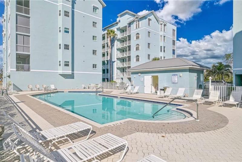 South end 2BR 2BA Across Street from Beach - image 3