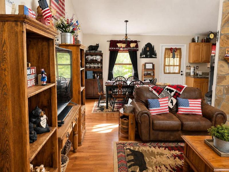 A Buttercup Bear Family Cabin Hot Tub & Firepit - image 15