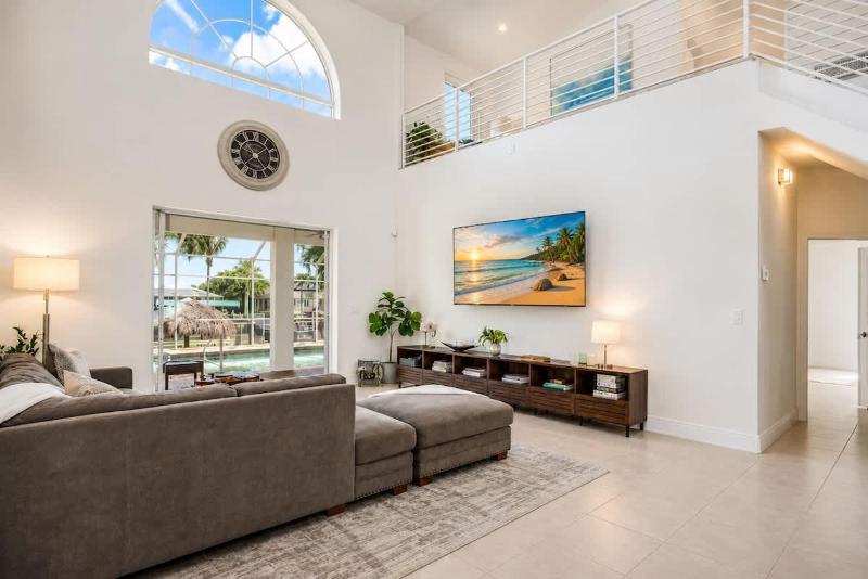 Luxe Waterfront Cape Coral Villa Pool Dock 4BR - image 29