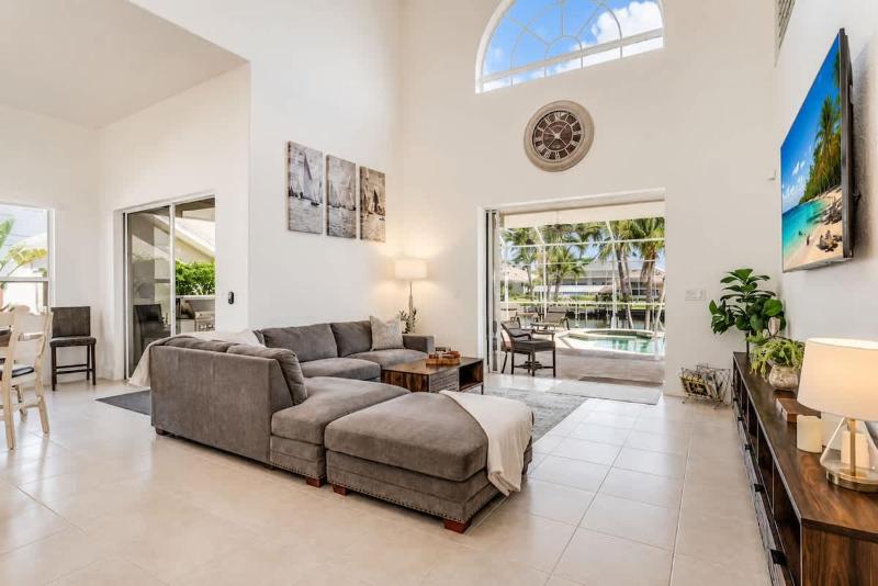 Luxe Waterfront Cape Coral Villa Pool Dock 4BR - image 39