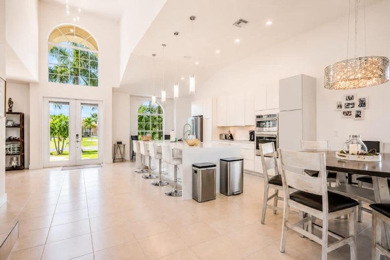 Luxe Waterfront Cape Coral Villa Pool Dock 4BR - image 35