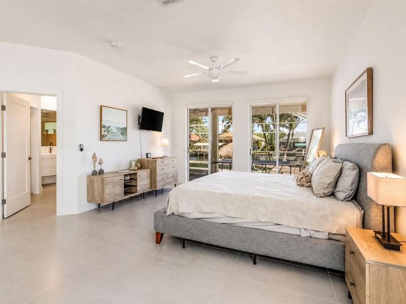 Luxe Waterfront Cape Coral Villa Pool Dock 4BR - image 19