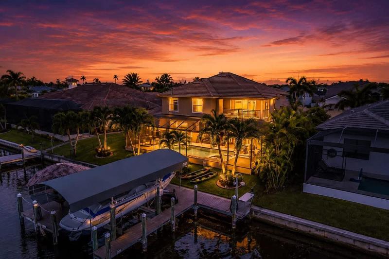 THE Luxury Villa Gulf Access Pool Spa Tiki Hut - image 1