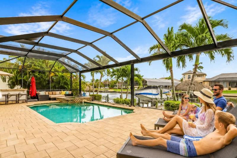 THE Luxury Villa Gulf Access Pool Spa Tiki Hut - image 13