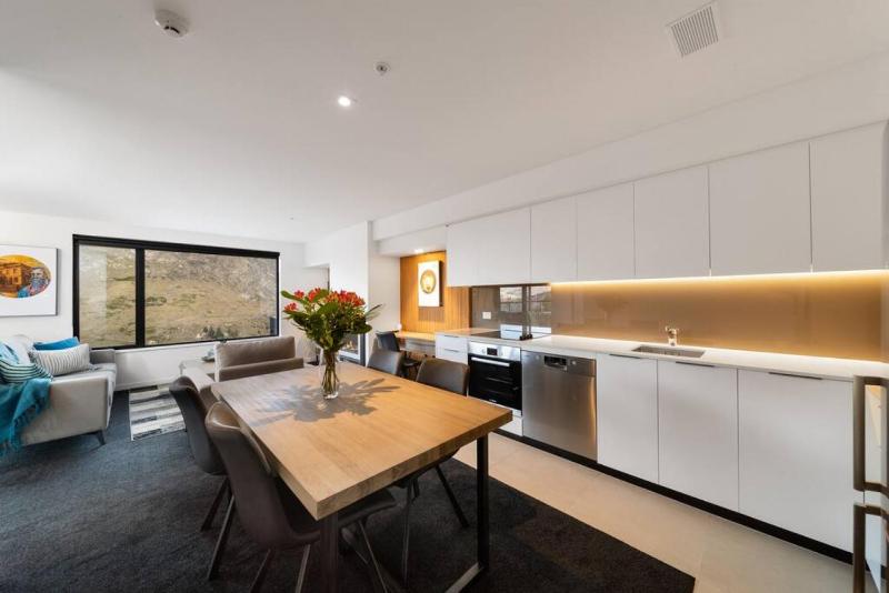 Modern Apartment with Mountain Views-free parking - image 17