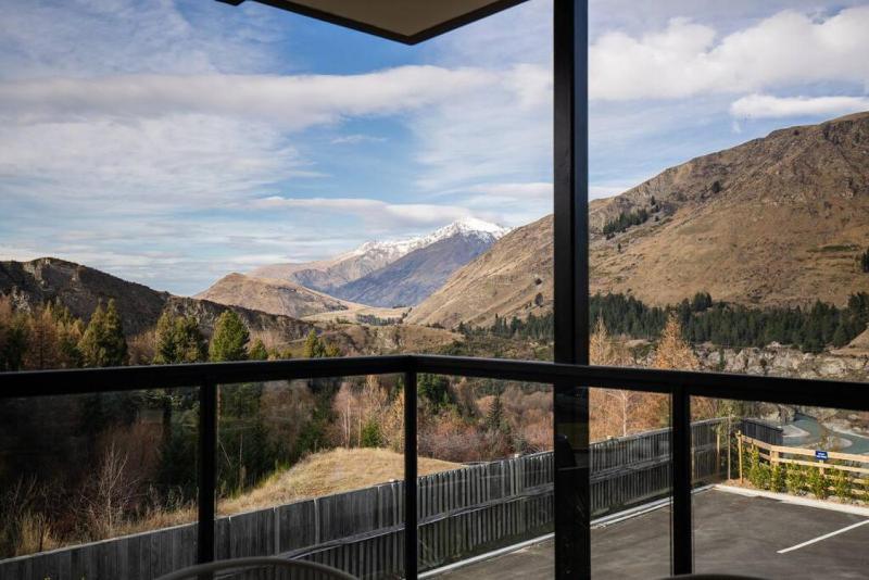 Modern Apartment with Mountain Views-free parking - image 2