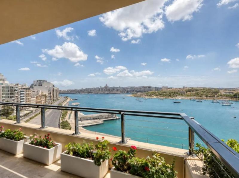 Apartment with view and terrace in Sliema Malta - image 3