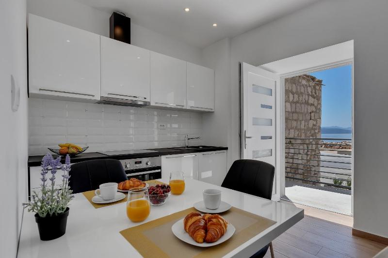 Beachfront house with hot tubDrasnice Makarska - 25460 - image 11