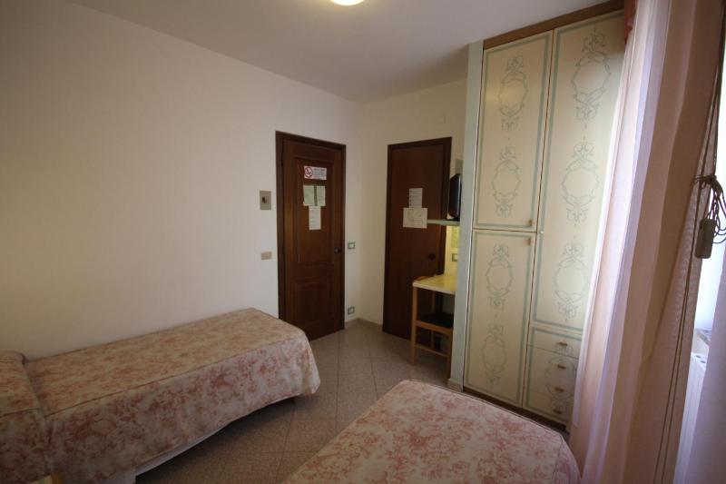 Twin Room image 3
