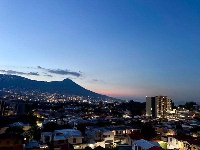 Estudio con piscina y vista al volcán de San Salvador - image 15