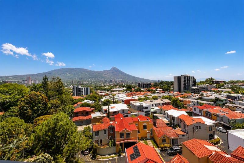 Estudio con piscina y vista al volcán de San Salvador - image 4