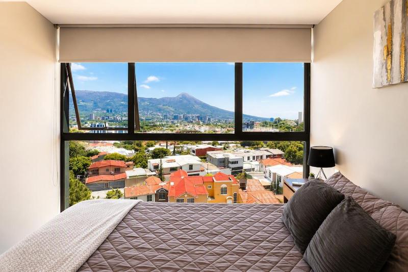 Estudio con piscina y vista al volcán de San Salvador - image 2