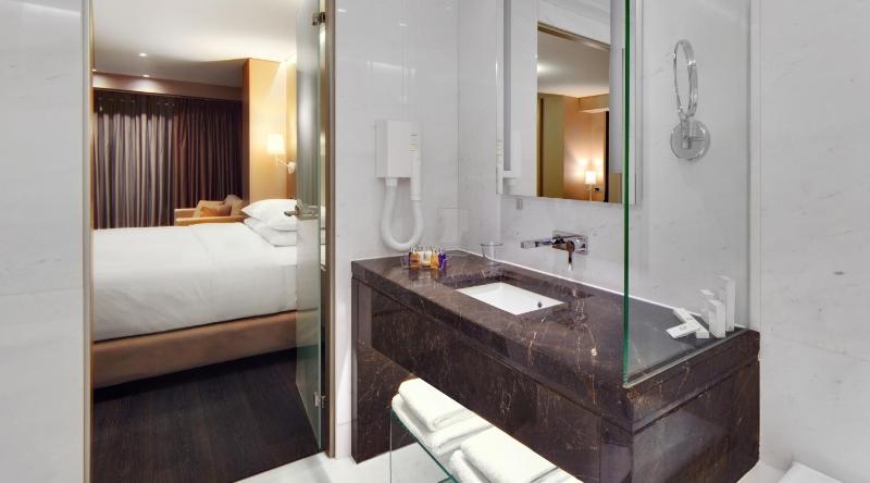 Junior Suite City View image 3