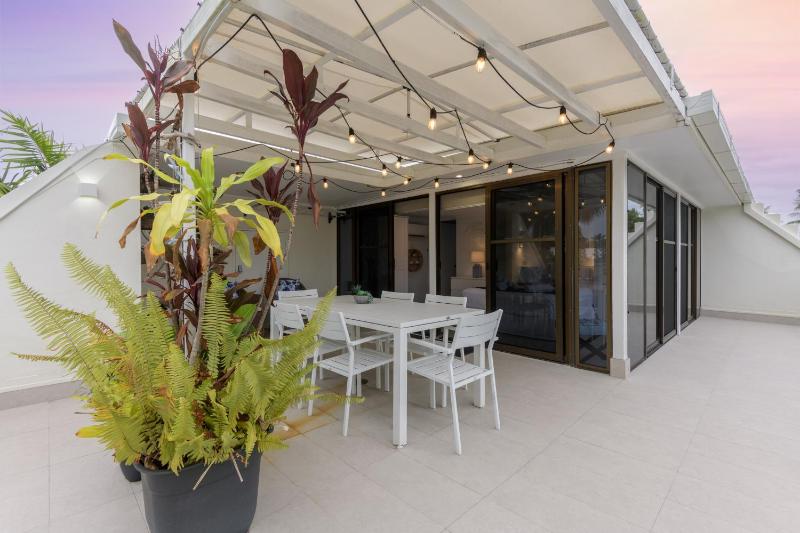 Seascape Holidays - Tropical Reef Apartments - image 26