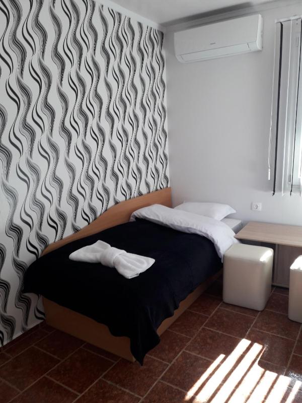 Twin Room image 3