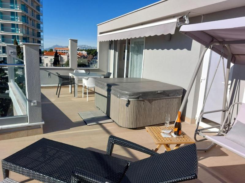Villa Ni i Makarska -Two Bedroom Apartment With Terrace And Hot Tub Lux F - image 10
