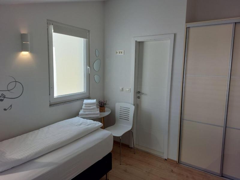 Villa Ni i Makarska -Two Bedroom Apartment With Terrace And Hot Tub Lux F - image 8