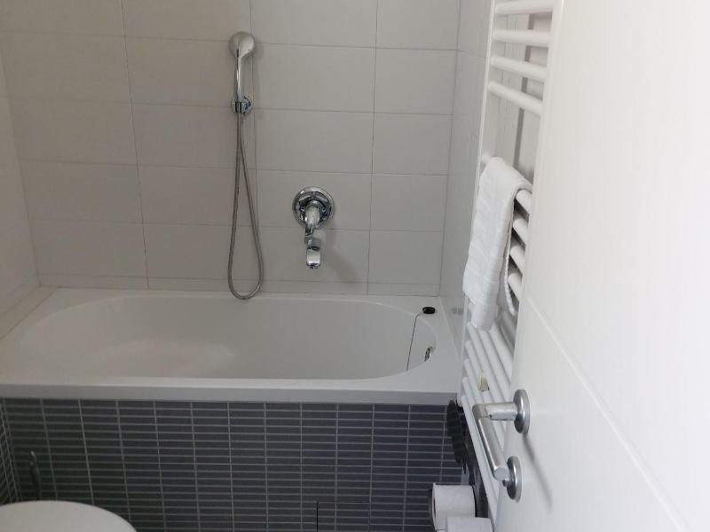 Villa Ni i Makarska -Two Bedroom Apartment With Terrace And Hot Tub Lux F - image 2