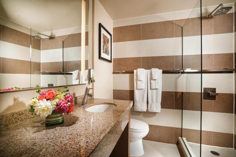 Standard King Room image 3