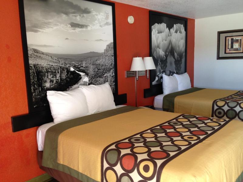 Queen Room with Two Queen Beds - Non-Smoking image 4